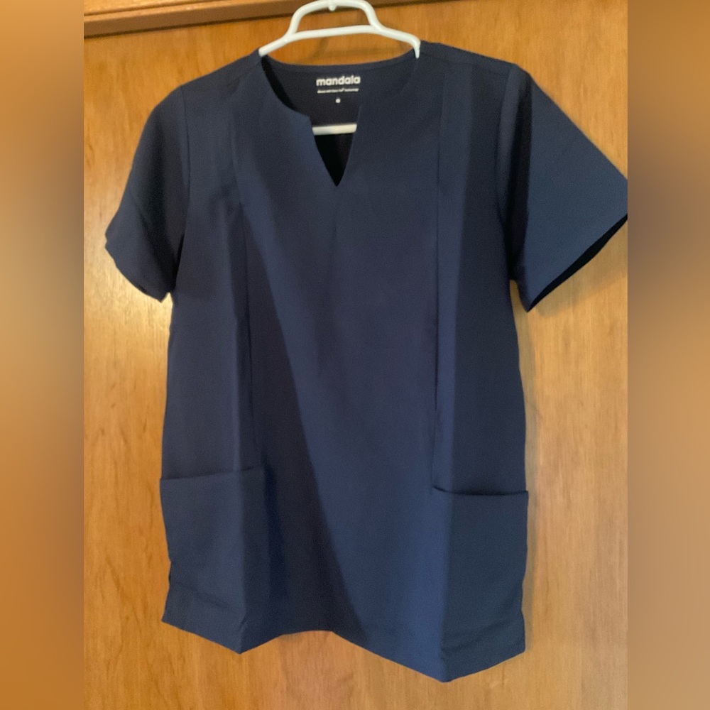 NWT Mandala Women’s Notch Neck Navy Blue Scrub Top Size Medium
